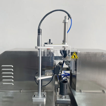 Henwi HWFM-S-VF1 Полуавтоматическая машина для розлива и упаковки жидкостей с одной насадкой Вертикальный наполнитель для бутылок с 1 головкой
