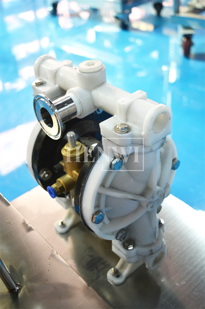 Tanque mezclador de calentamiento y homogeneización de emulsión al vacío con tapa de elevación hidráulica Henwi HWVM-LT-500L